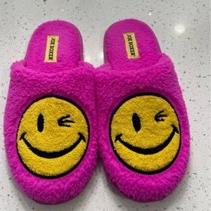 Hot pink fuzzy Joe Boxer smiley slippers. Size 6-7.